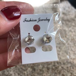💎 NWT crystal studs